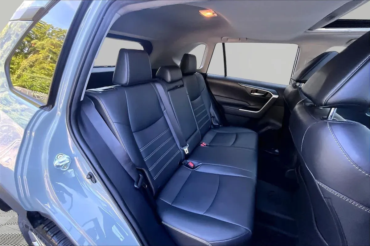 2021 Toyota RAV4 XLE Premium thumbnail 19