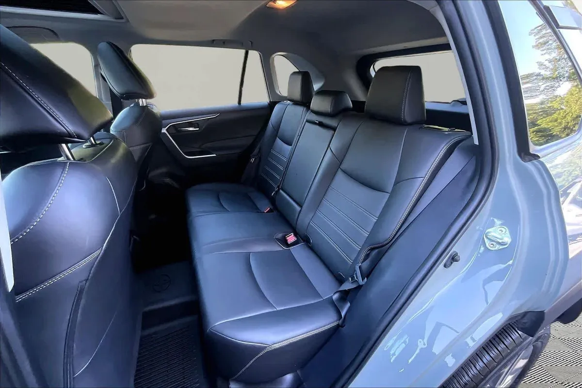 2021 Toyota RAV4 XLE Premium thumbnail 20