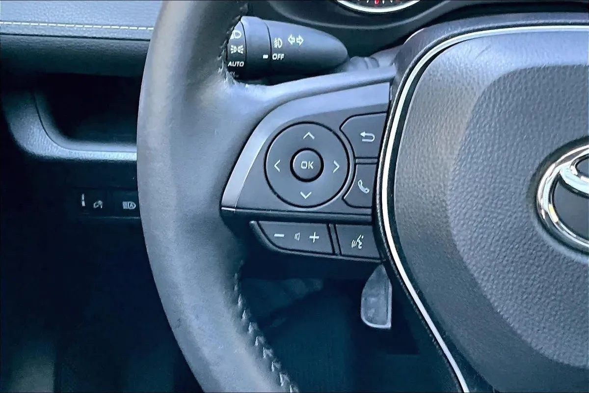 2021 Toyota RAV4 XLE Premium thumbnail 23