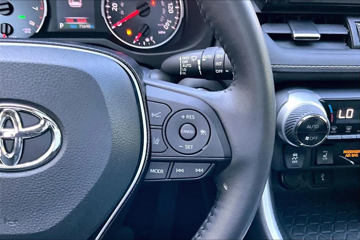 2021 Toyota RAV4 XLE Premium thumbnail 24
