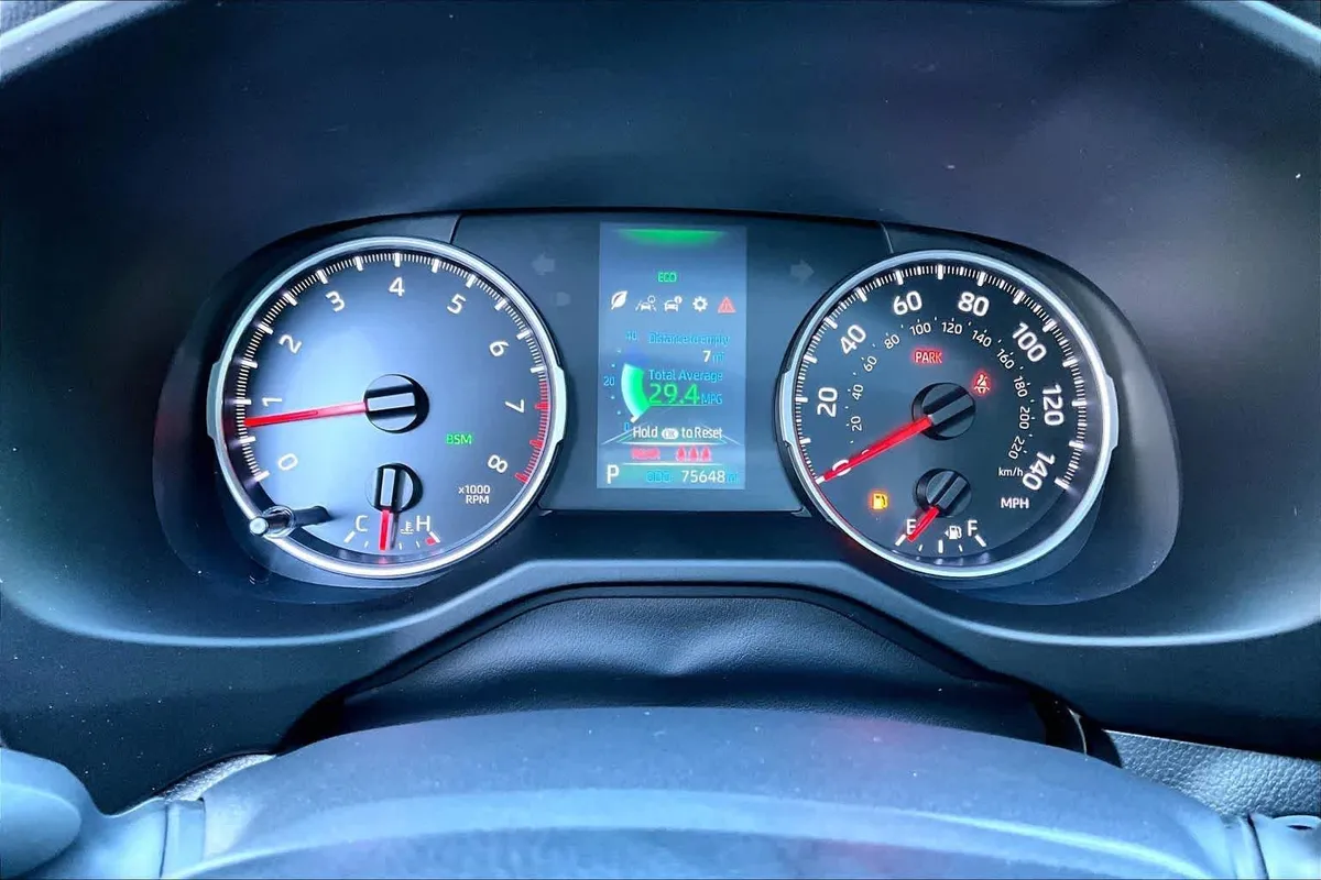 2021 Toyota RAV4 XLE Premium thumbnail 25