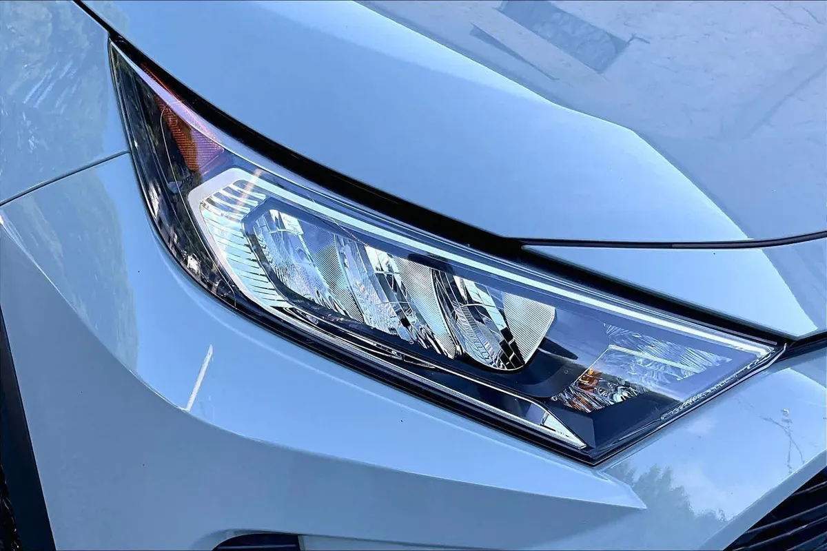 2021 Toyota RAV4 XLE Premium thumbnail 27