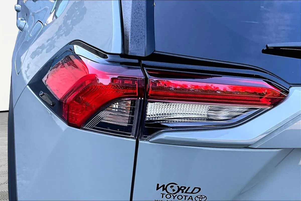2021 Toyota RAV4 XLE Premium thumbnail 28
