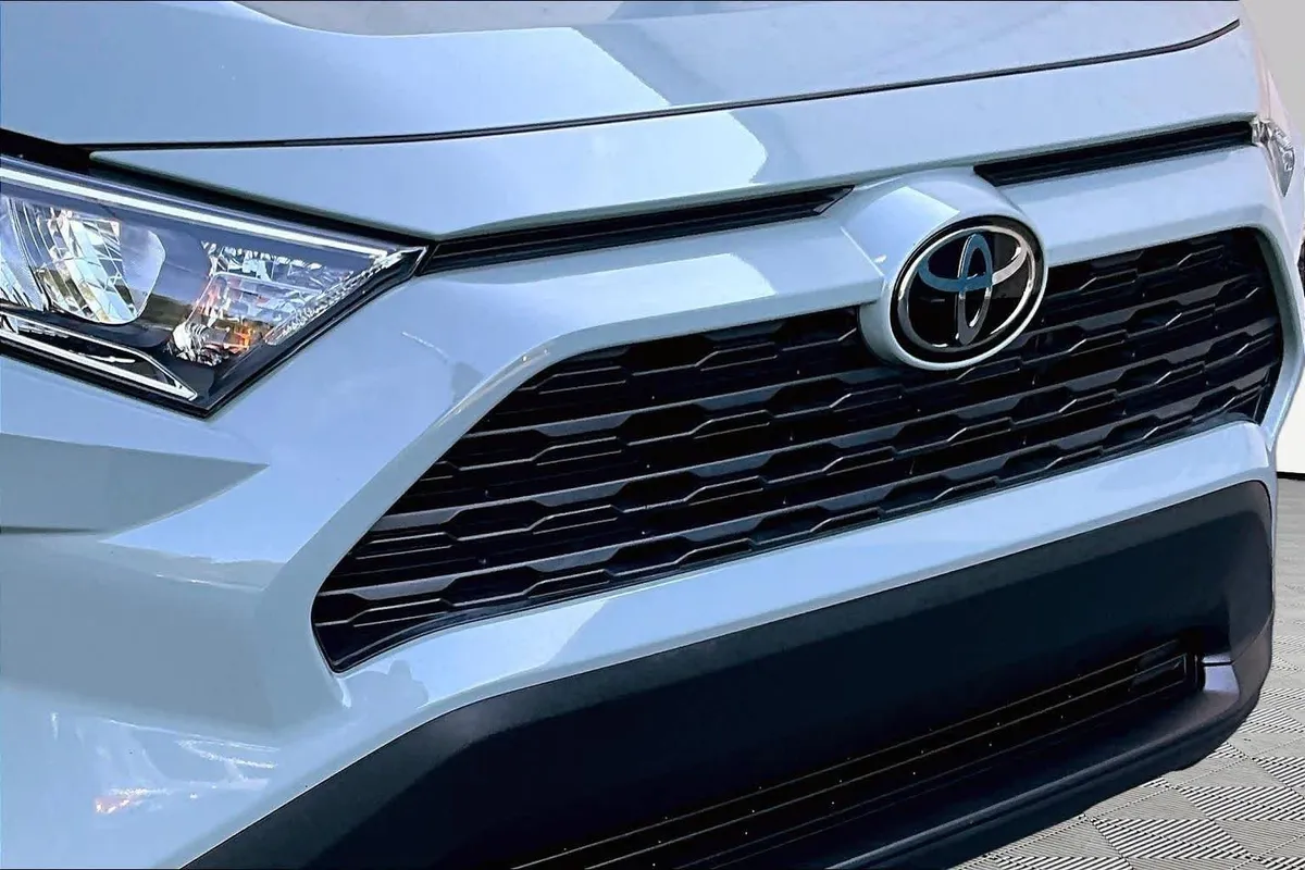 2021 Toyota RAV4 XLE Premium thumbnail 29