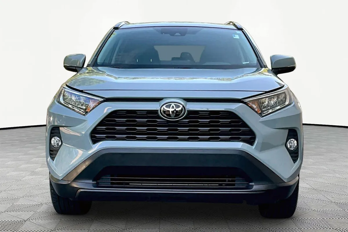 2021 Toyota RAV4 XLE Premium thumbnail 3