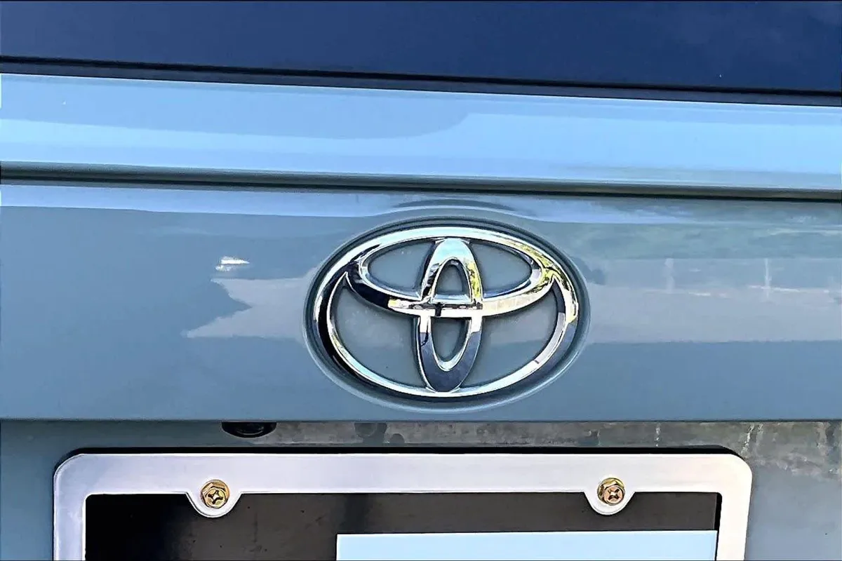 2021 Toyota RAV4 XLE Premium thumbnail 30