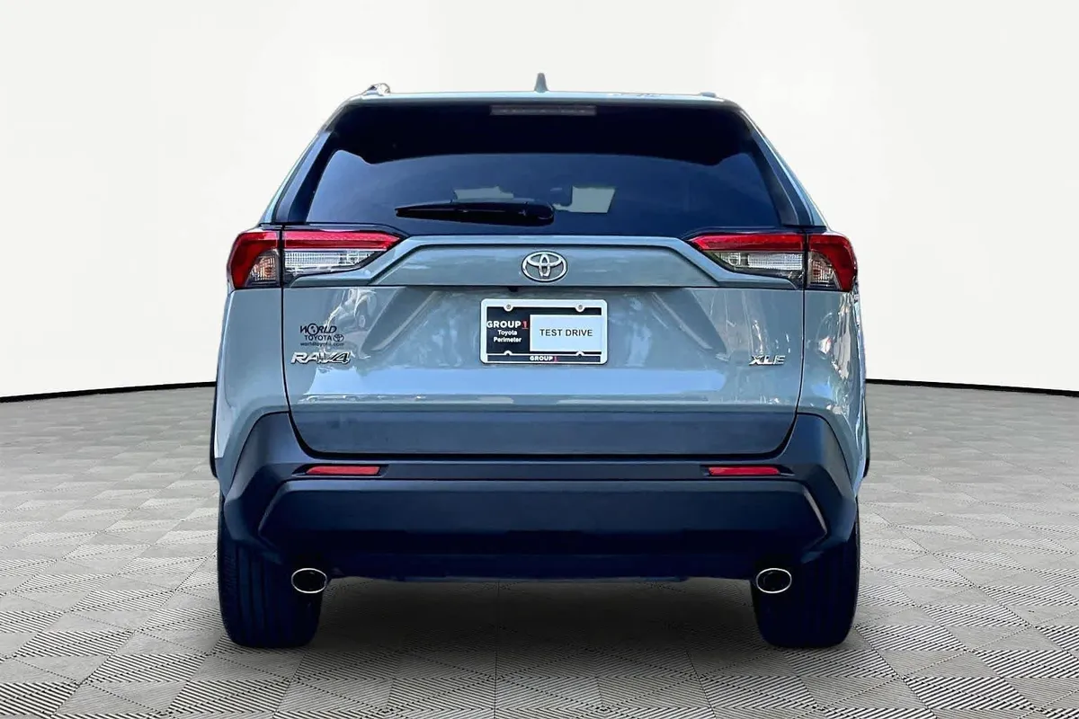 2021 Toyota RAV4 XLE Premium thumbnail 4