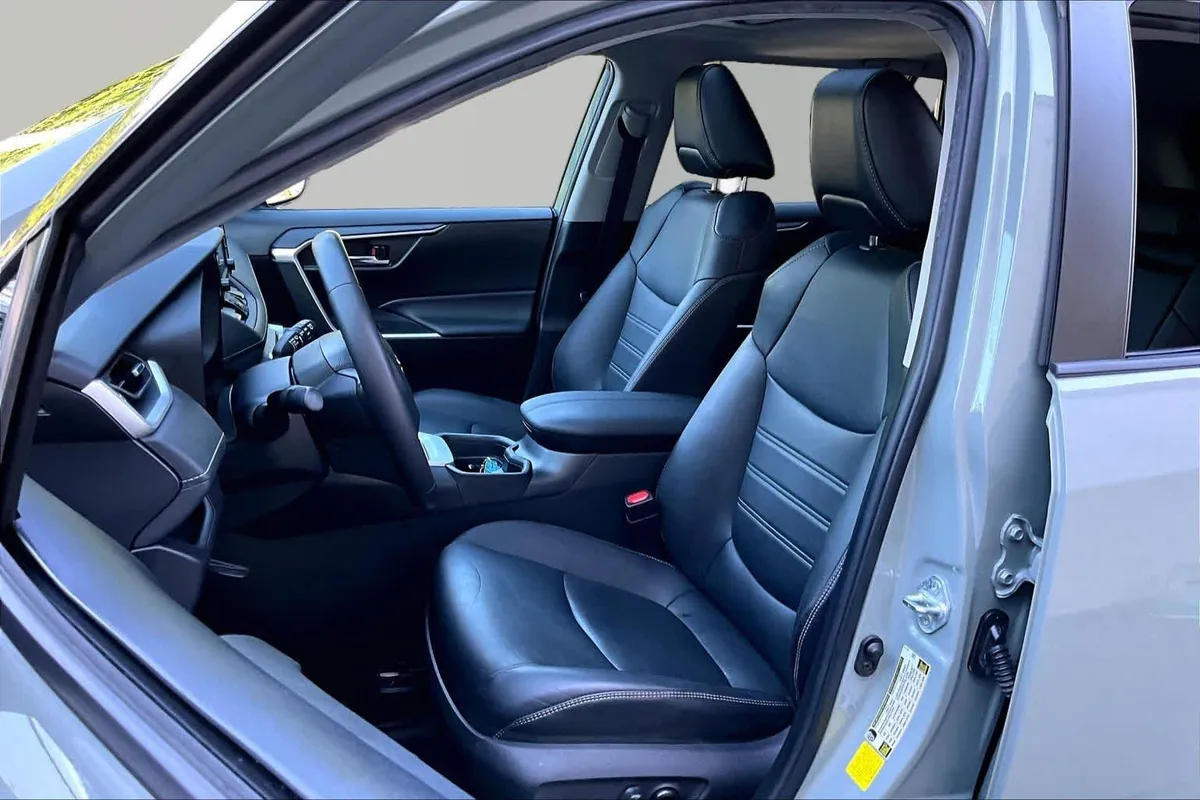 2021 Toyota RAV4 XLE Premium thumbnail 7