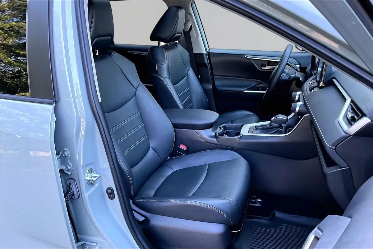 2021 Toyota RAV4 XLE Premium thumbnail 8