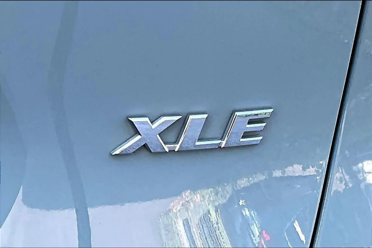 2021 Toyota RAV4 XLE Premium thumbnail 9