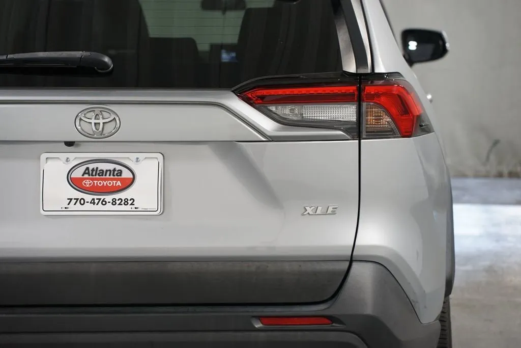 2021 Toyota RAV4 XLE Premium thumbnail 10