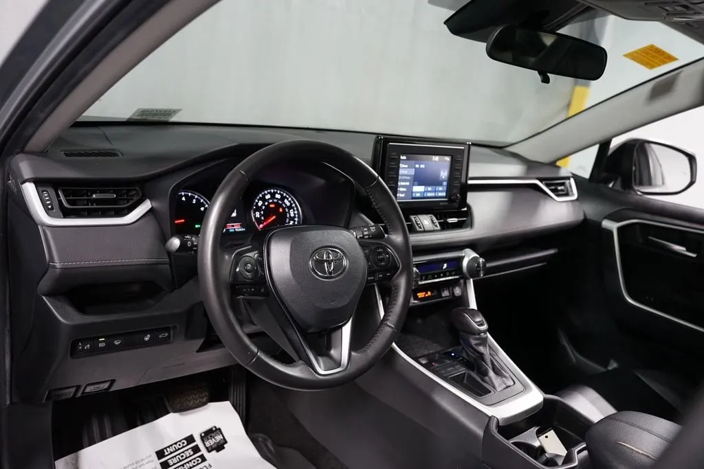 2021 Toyota RAV4 XLE Premium thumbnail 11