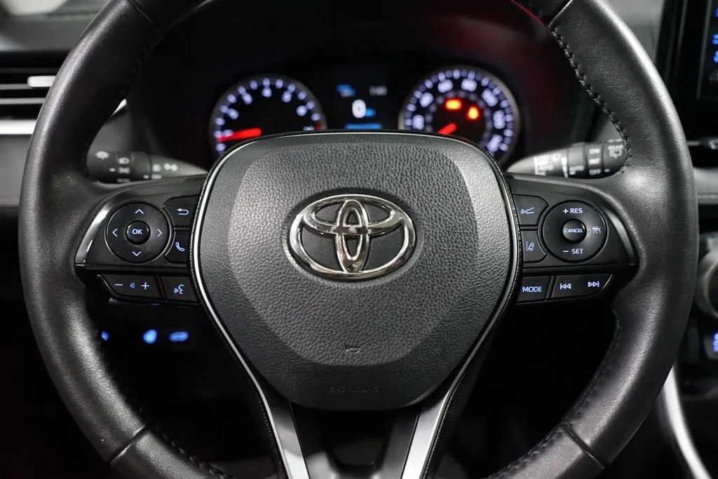 2021 Toyota RAV4 XLE Premium thumbnail 12