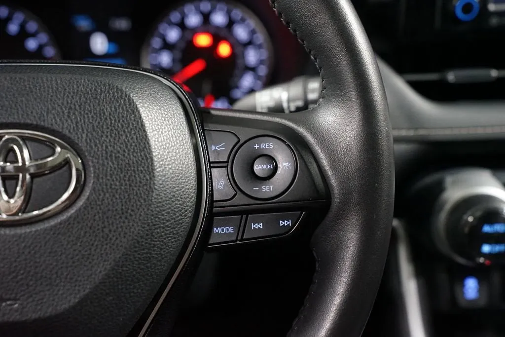 2021 Toyota RAV4 XLE Premium thumbnail 13