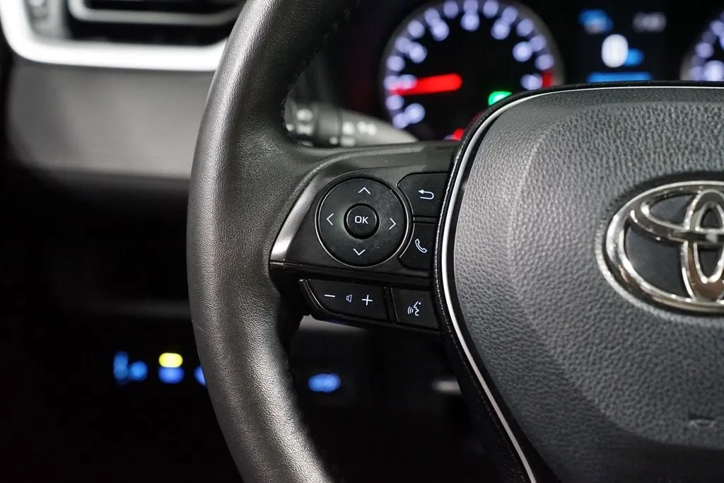 2021 Toyota RAV4 XLE Premium thumbnail 14