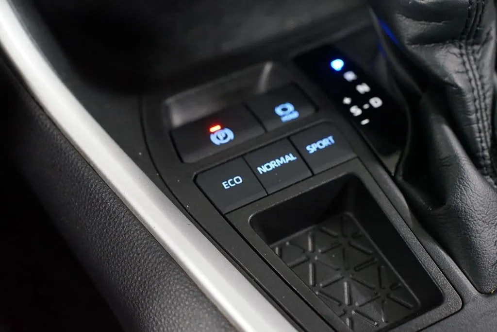 2021 Toyota RAV4 XLE Premium thumbnail 21