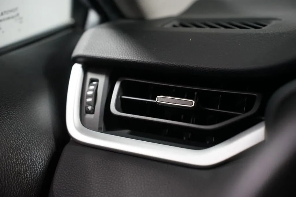 2021 Toyota RAV4 XLE Premium thumbnail 24