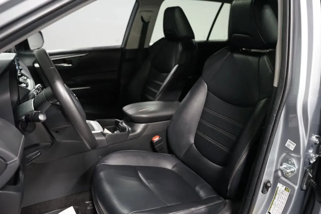 2021 Toyota RAV4 XLE Premium thumbnail 26