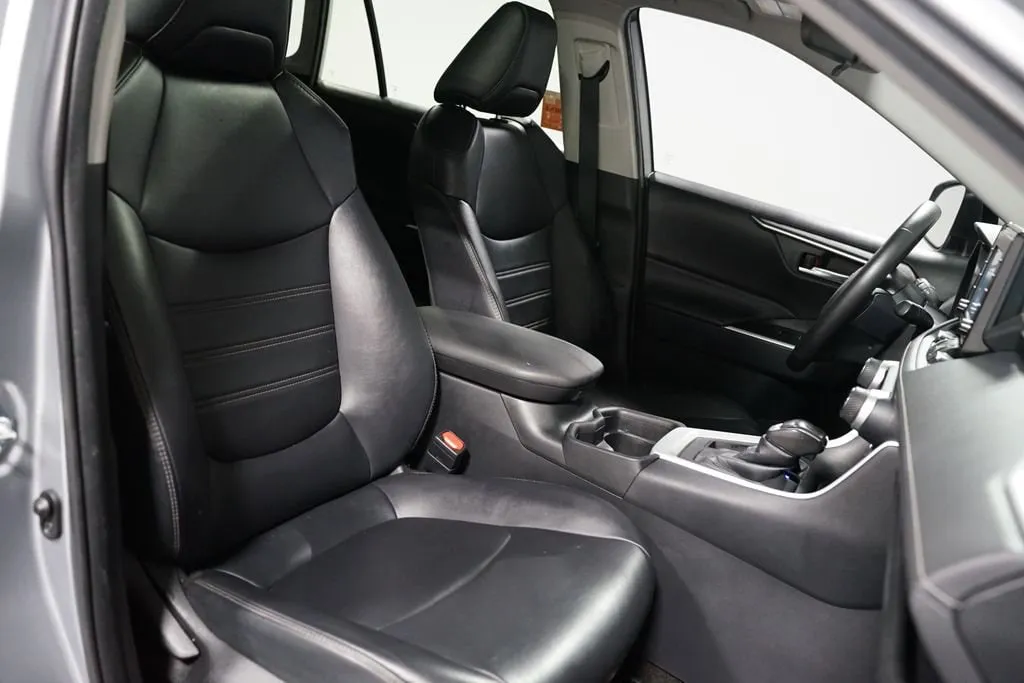 2021 Toyota RAV4 XLE Premium thumbnail 27