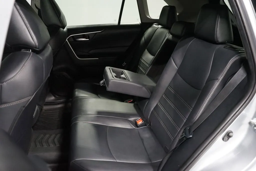 2021 Toyota RAV4 XLE Premium thumbnail 28