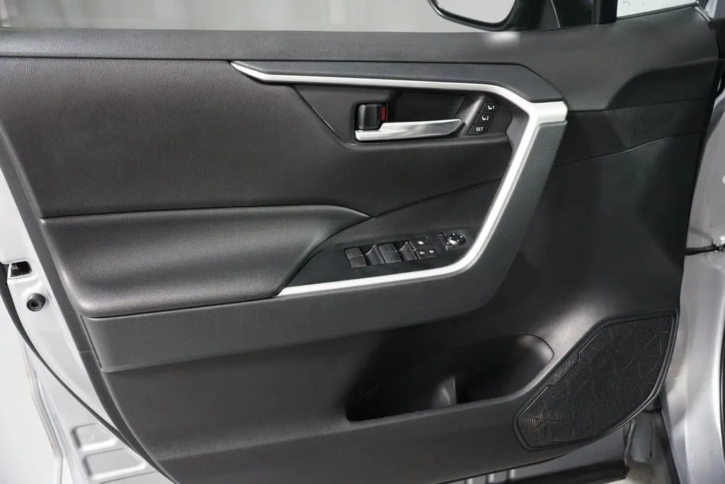 2021 Toyota RAV4 XLE Premium thumbnail 29