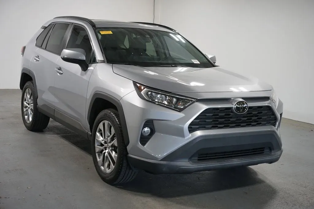 2021 Toyota RAV4 XLE Premium thumbnail 3
