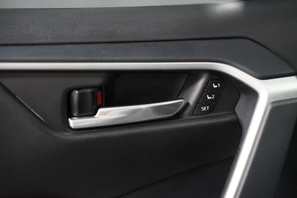 2021 Toyota RAV4 XLE Premium thumbnail 31