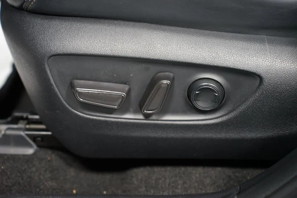 2021 Toyota RAV4 XLE Premium thumbnail 32