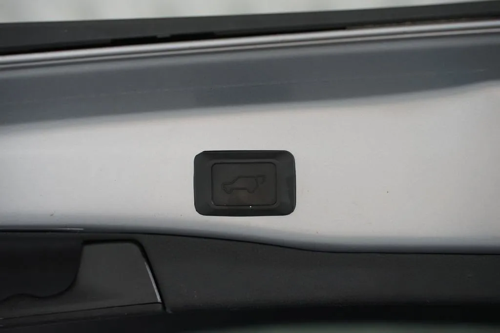 2021 Toyota RAV4 XLE Premium thumbnail 34