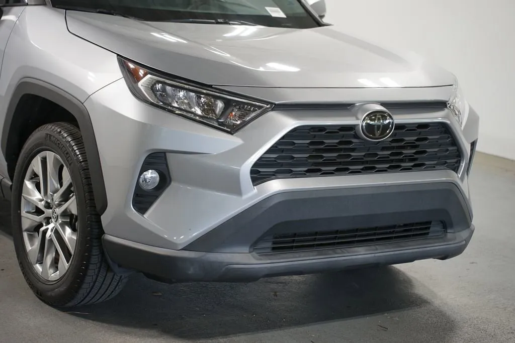 2021 Toyota RAV4 XLE Premium thumbnail 4