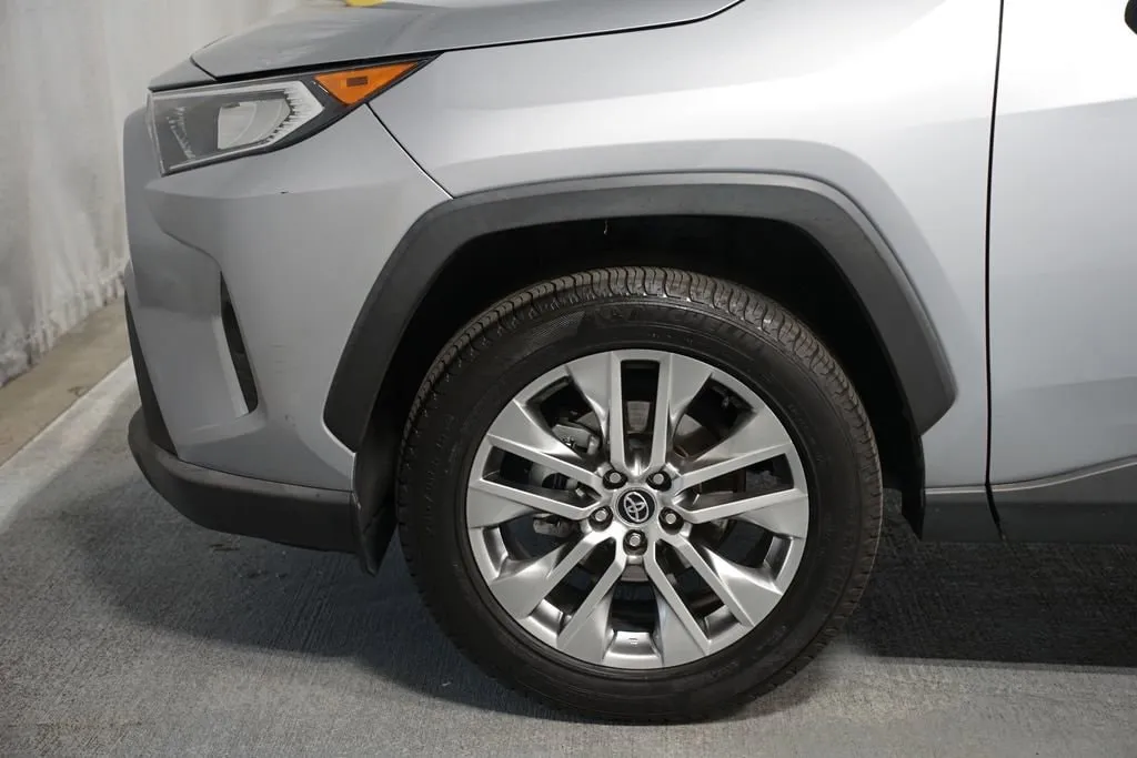 2021 Toyota RAV4 XLE Premium thumbnail 5
