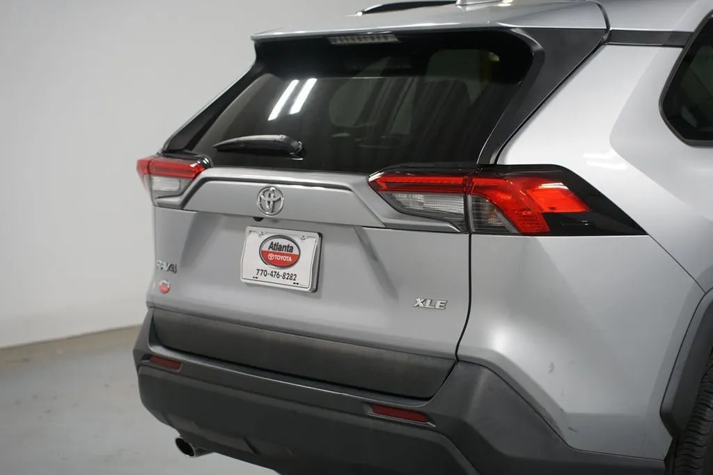 2021 Toyota RAV4 XLE Premium thumbnail 9