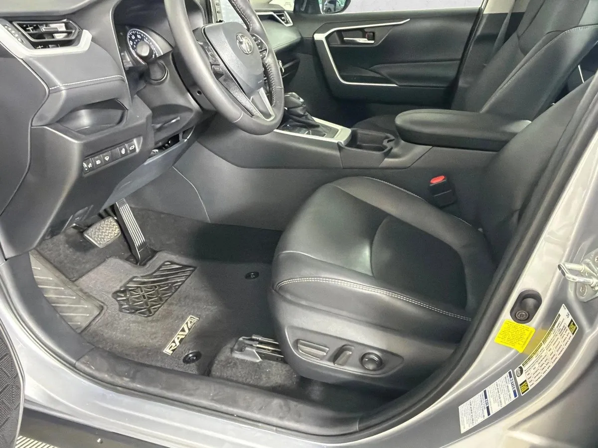 2021 Toyota RAV4 XLE Premium thumbnail 10