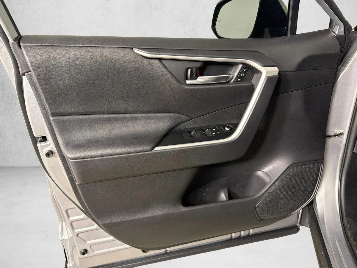 2021 Toyota RAV4 XLE Premium thumbnail 11