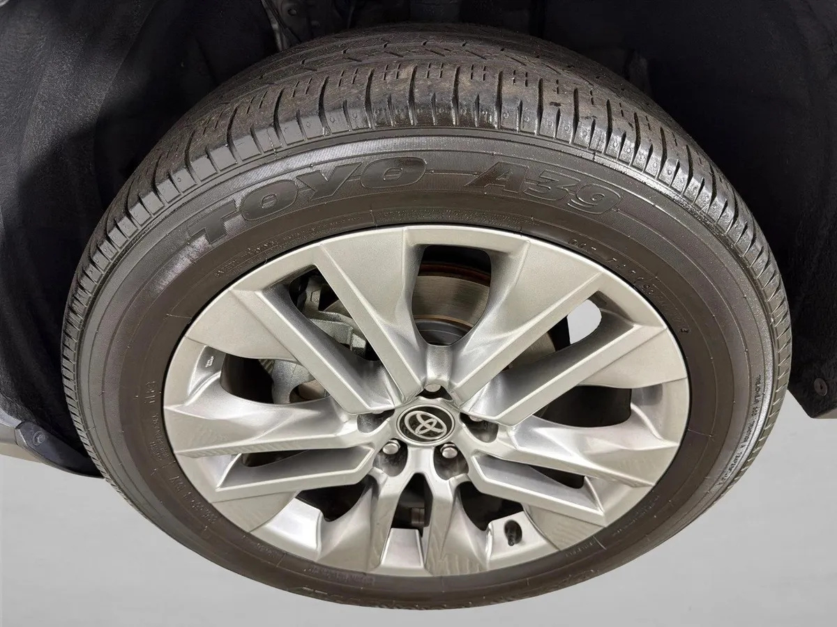 2021 Toyota RAV4 XLE Premium thumbnail 12