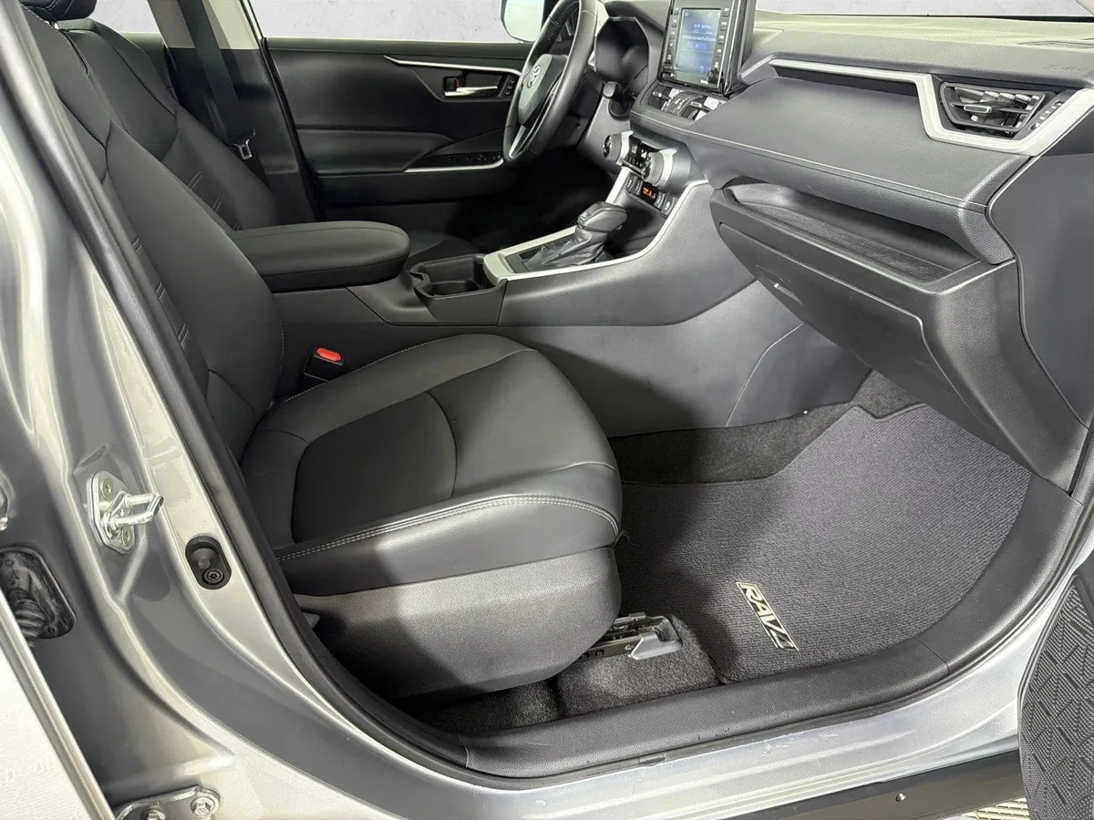 2021 Toyota RAV4 XLE Premium thumbnail 14