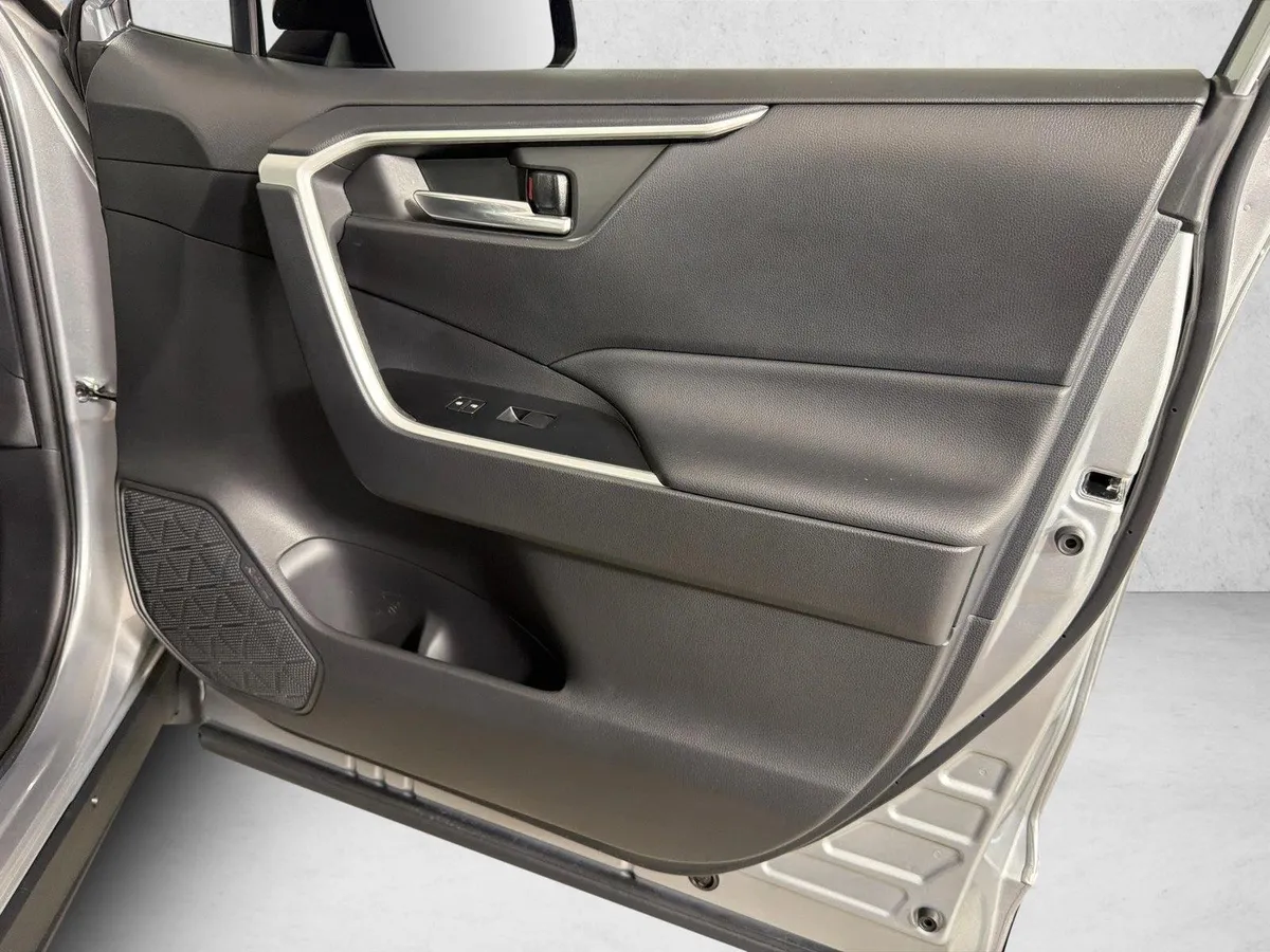 2021 Toyota RAV4 XLE Premium thumbnail 15