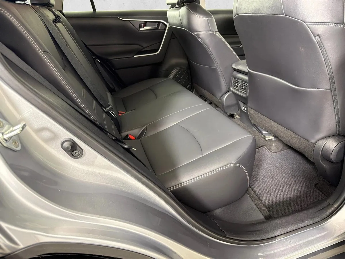 2021 Toyota RAV4 XLE Premium thumbnail 16