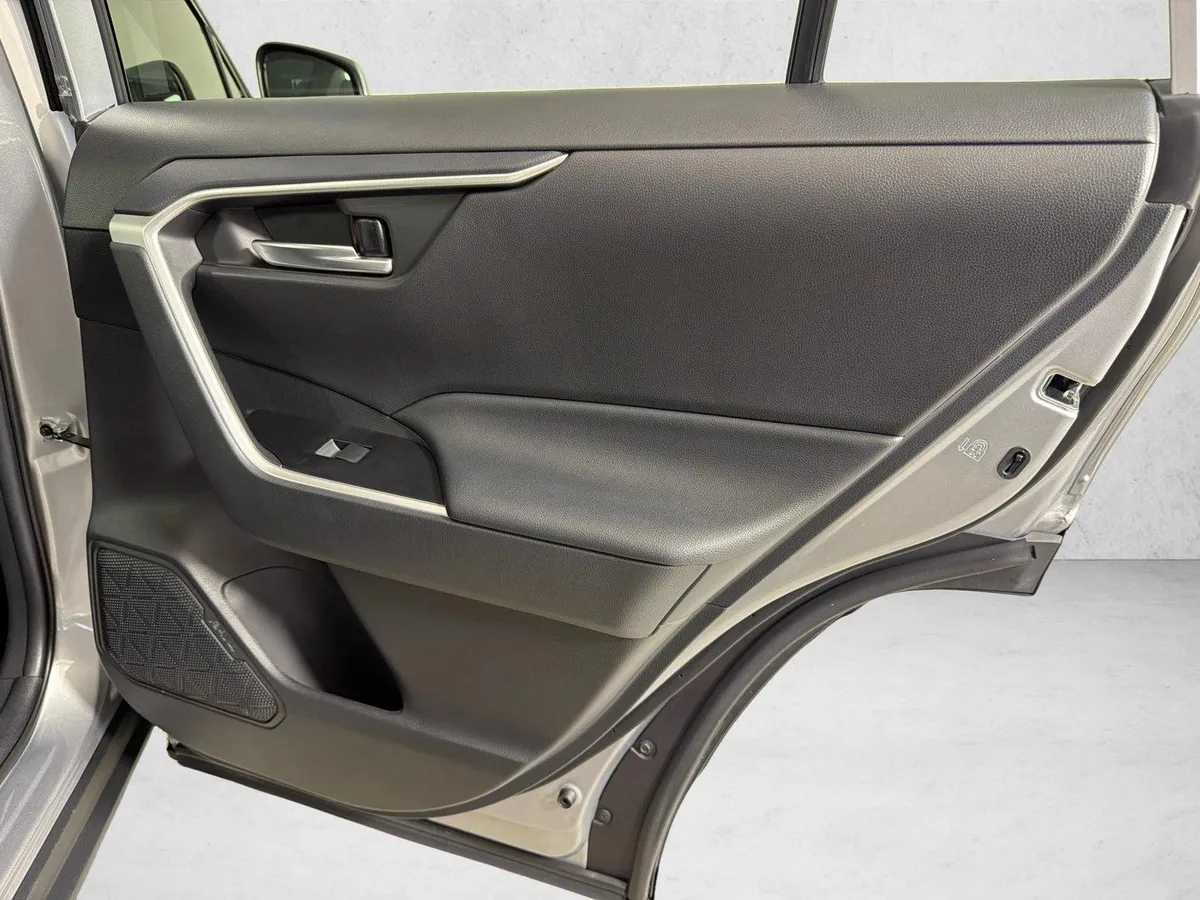 2021 Toyota RAV4 XLE Premium thumbnail 17