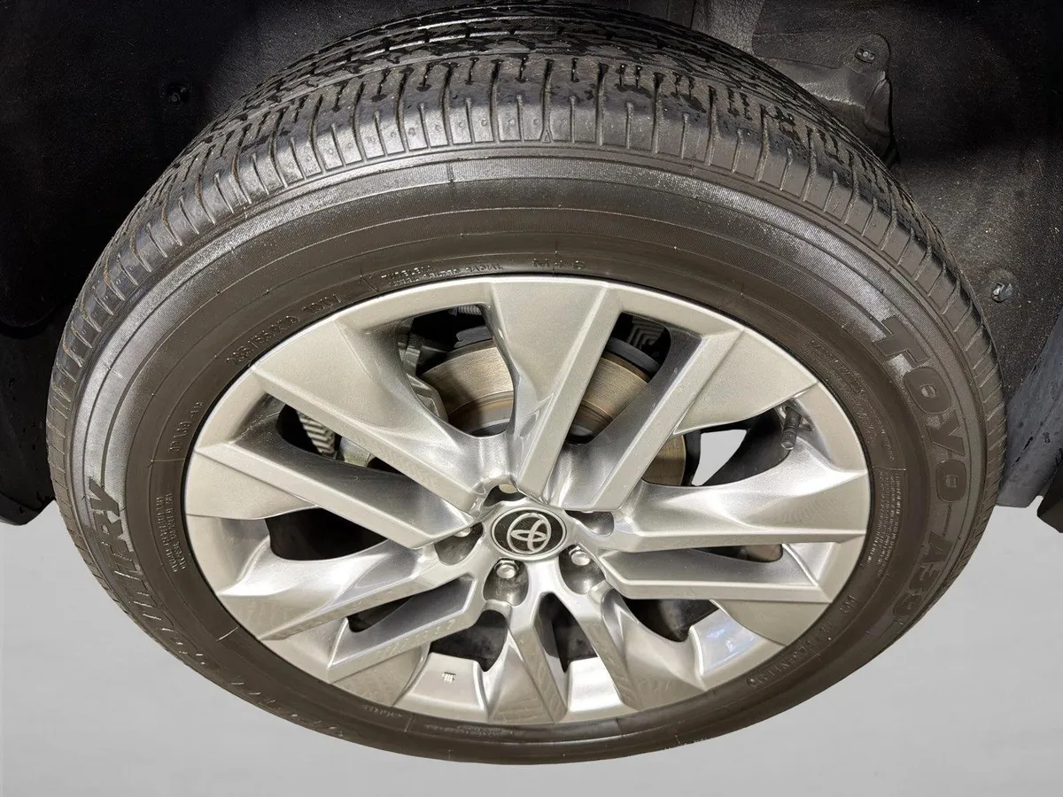 2021 Toyota RAV4 XLE Premium thumbnail 18