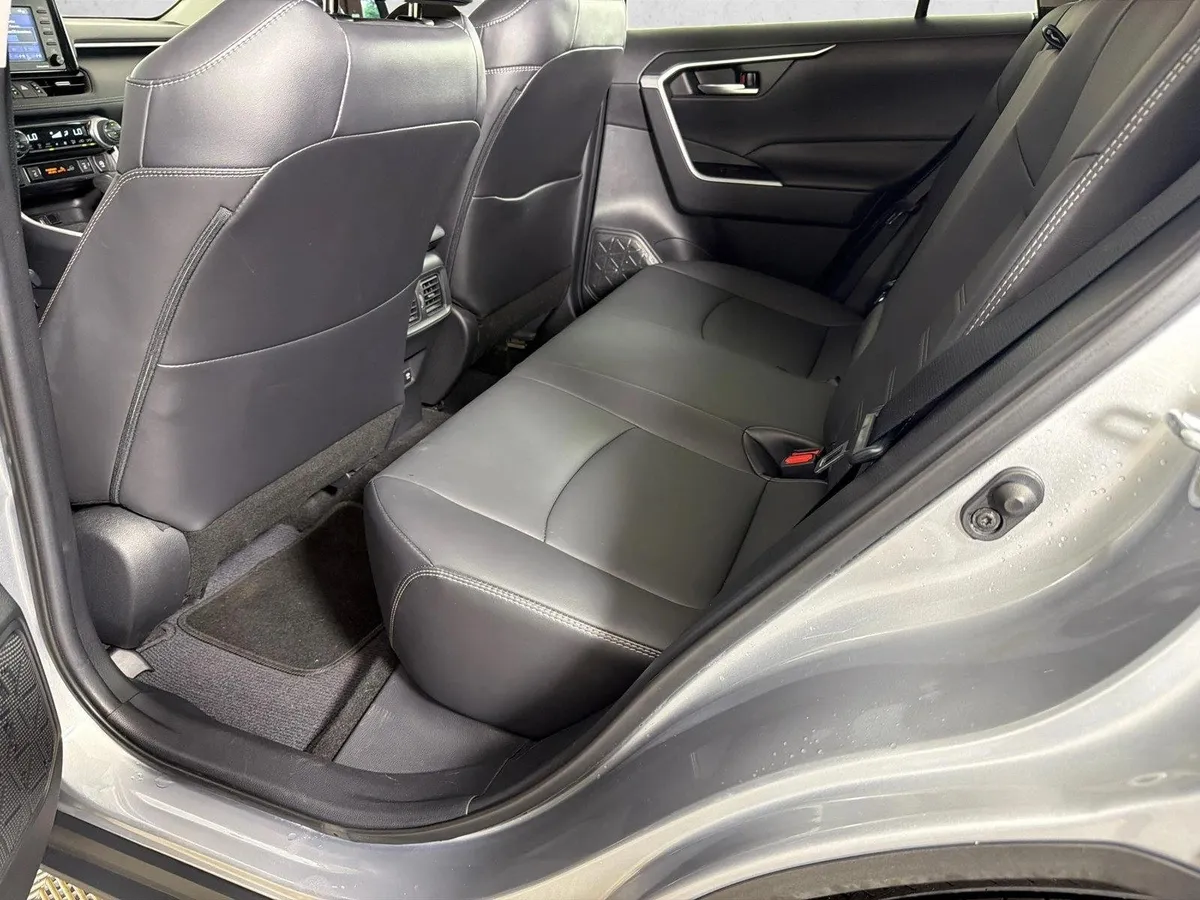 2021 Toyota RAV4 XLE Premium thumbnail 22