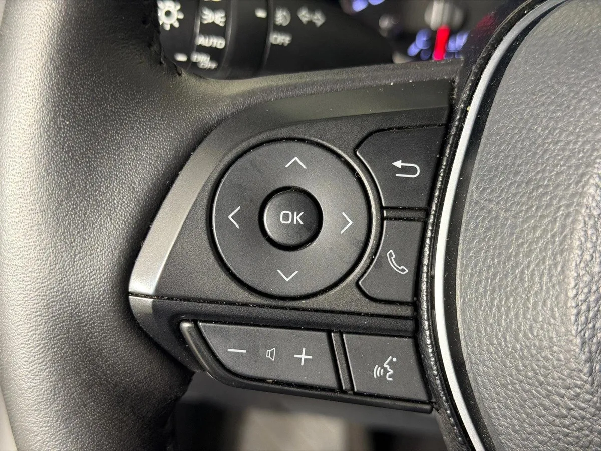 2021 Toyota RAV4 XLE Premium thumbnail 26