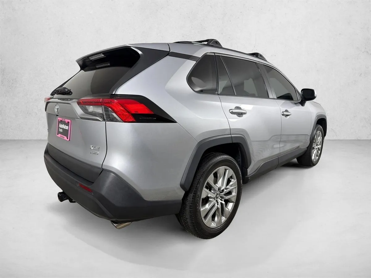 2021 Toyota RAV4 XLE Premium thumbnail 4