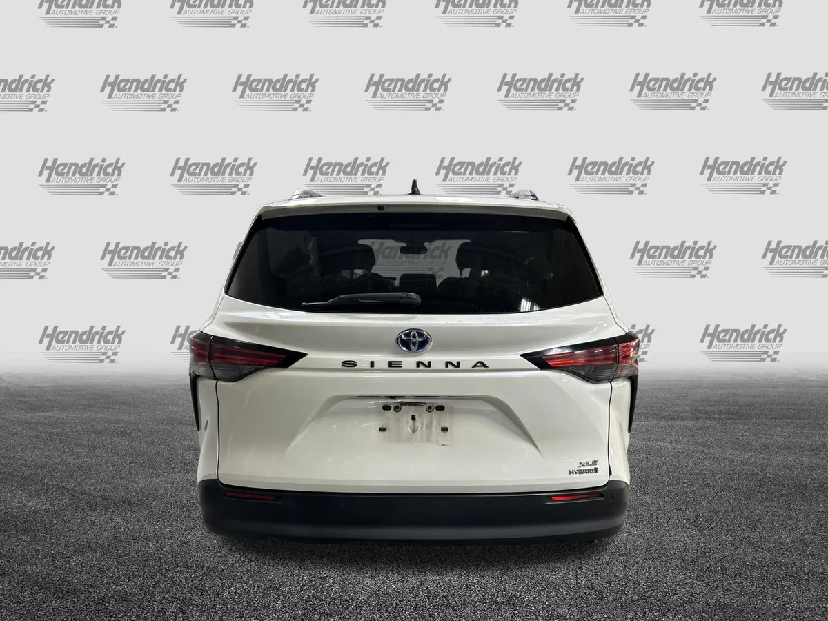 2021 Toyota Sienna XLE thumbnail 10