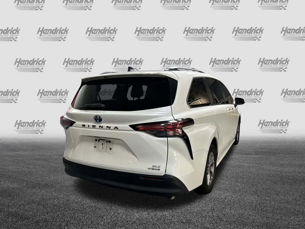 2021 Toyota Sienna XLE thumbnail 11