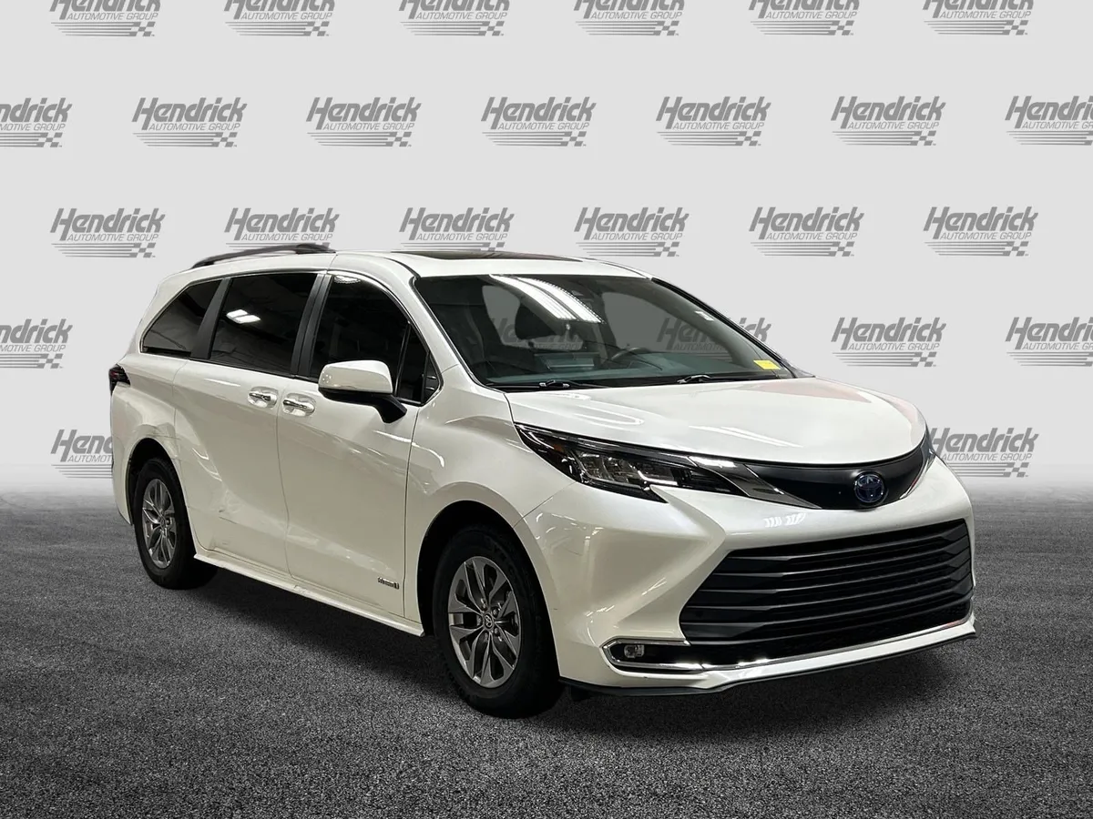 2021 Toyota Sienna XLE thumbnail 2