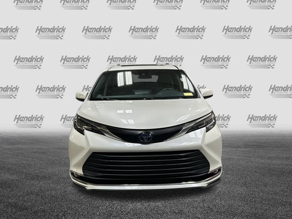 2021 Toyota Sienna XLE thumbnail 3