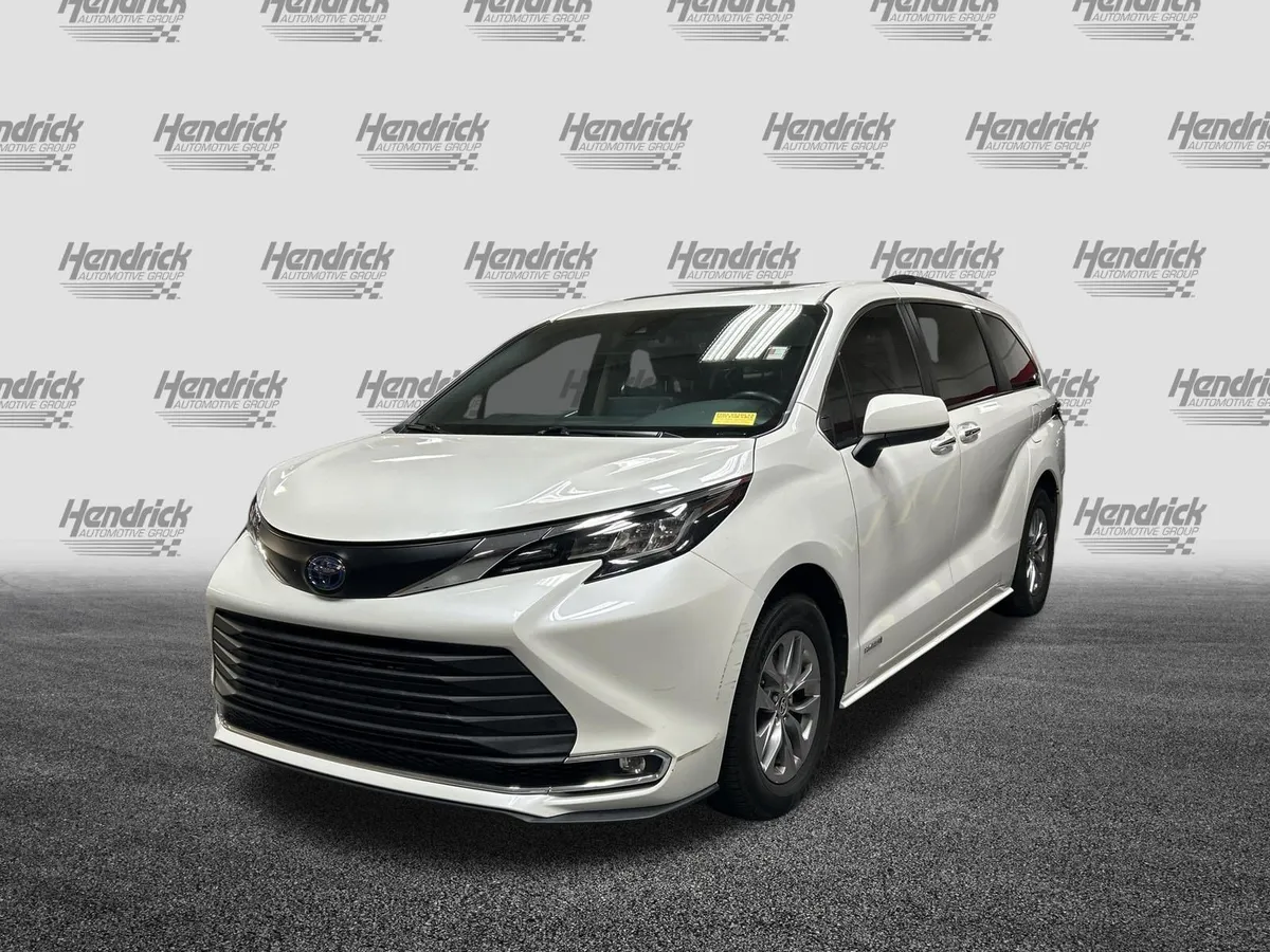 2021 Toyota Sienna XLE thumbnail 5