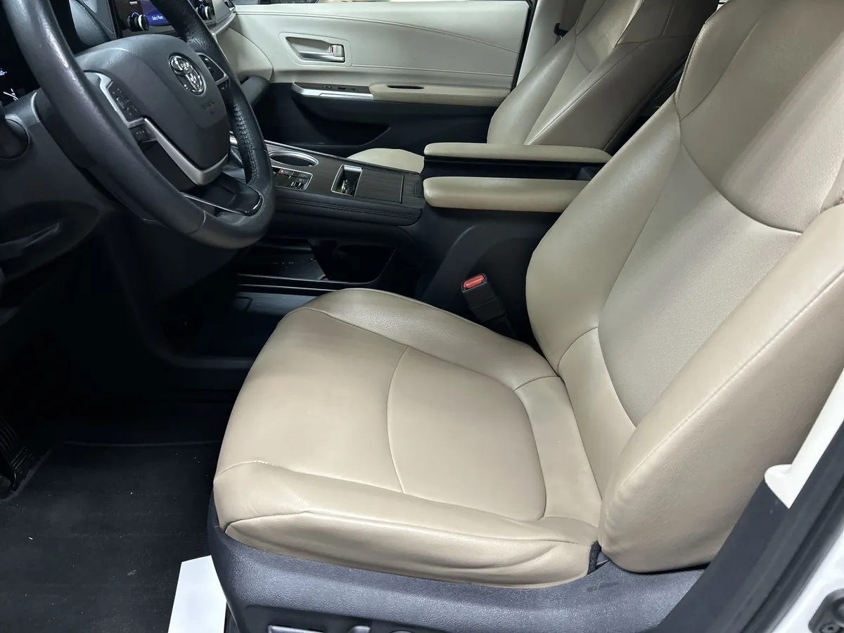 2021 Toyota Sienna XLE thumbnail 6