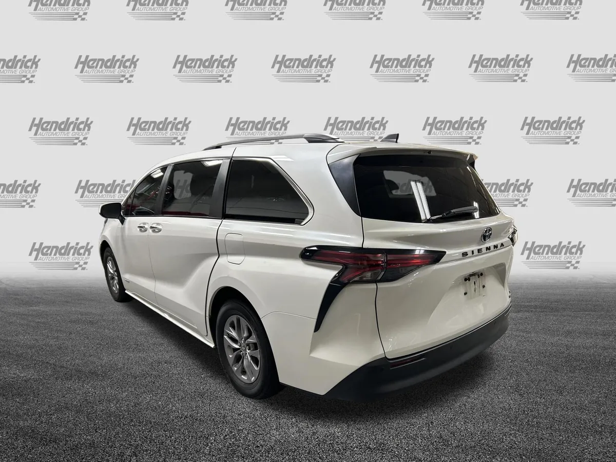 2021 Toyota Sienna XLE thumbnail 9